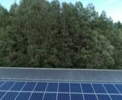 Solcellstekniken förbättras hela tiden, samtidigt som den är både stabil och hållbar. En tumregel är att den blir en procent bättre per år. Därför lönar det sig att köpa nu och planera för att ha solcellerna länge. En av de stora fördelarna med solcellspaneler är att det är en stabil och varaktig teknik. Effektgarantin från fabriken är på 25 år eller mer. En anläggning kan ofta producera el efter 30–40 år. Det betyder att när det är dags att byta ut anläggningen, kan
