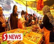 The Ramadan bazaar in Taman Tun Dr Ismail, Kuala Lumpur has gone fully cashless with IT company Tech Hunter providing all stalls with payment terminals that accept all kinds of cards and e-wallets.&#60;br/&#62;&#60;br/&#62;WATCH MORE: https://thestartv.com/c/news&#60;br/&#62;SUBSCRIBE: https://cutt.ly/TheStar&#60;br/&#62;LIKE: https://fb.com/TheStarOnline